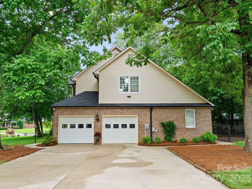 901 Brighton Drive, Kannapolis, NC 28081.  MLS# CAR4264454, YatesRealty ID 27140. 