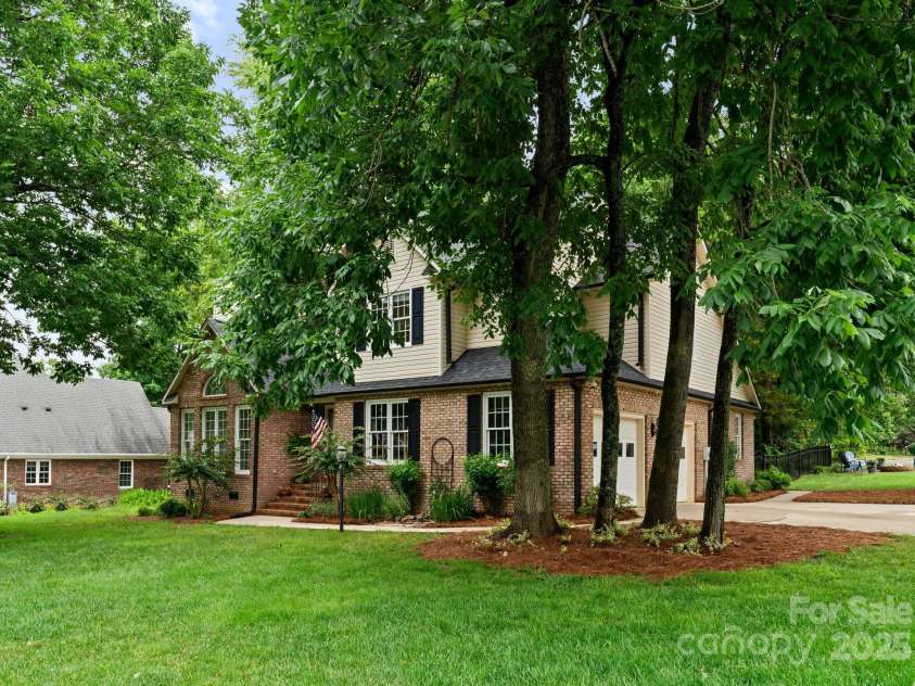 901 Brighton Drive, Kannapolis, NC 28081.  MLS# CAR4264454, YatesRealty ID 27140. 