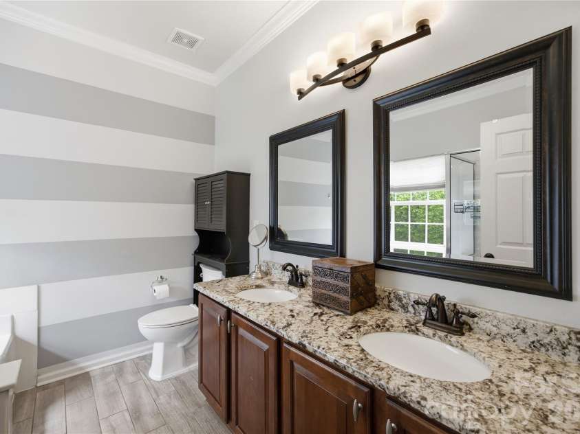 10010 Spring Park Drive, Charlotte, NC 28269.  MLS# CAR4386644, YatesRealty ID 27141. 