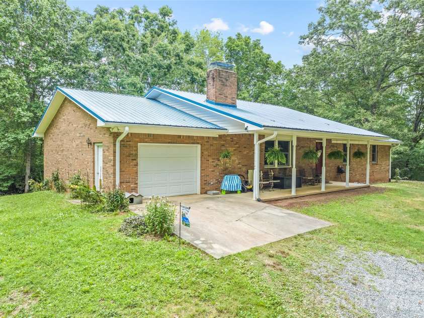 400 Sunset Heights, Canton, NC 28716.  MLS# CAR4294238, YatesRealty ID 27142. 