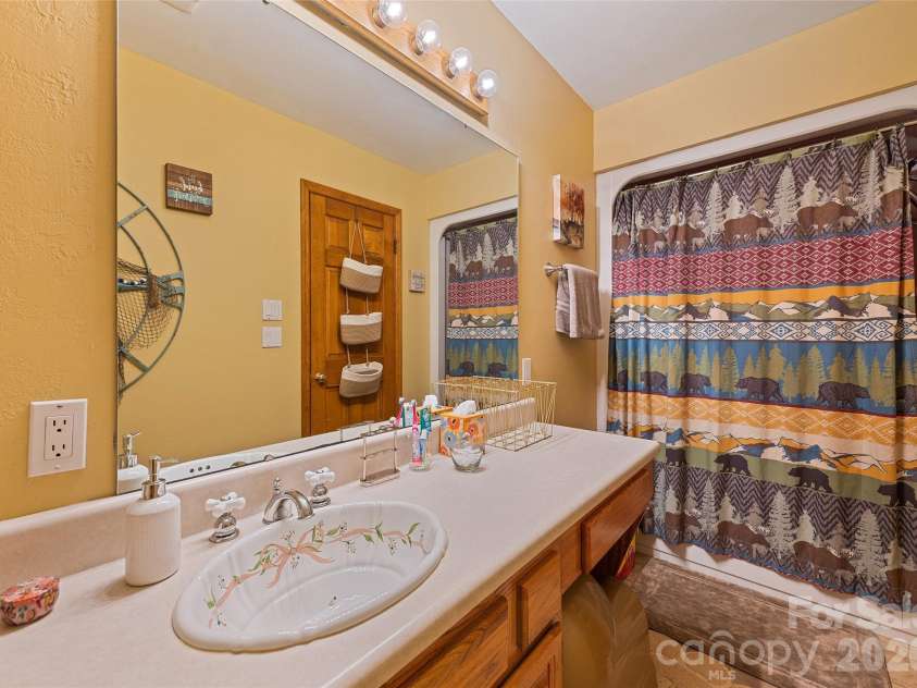 400 Sunset Heights, Canton, NC 28716.  MLS# CAR4294238, YatesRealty ID 27142. Guest Bath
