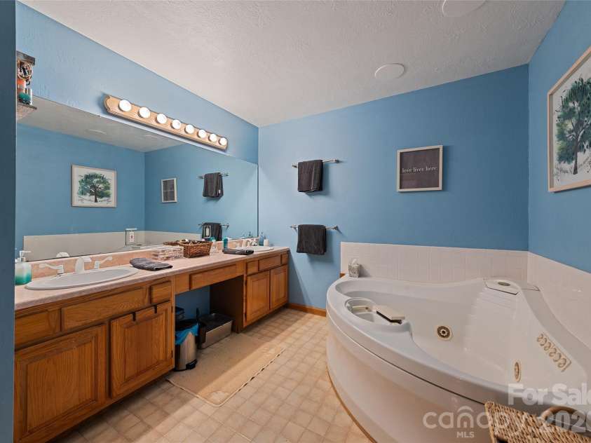 400 Sunset Heights, Canton, NC 28716.  MLS# CAR4294238, YatesRealty ID 27142. Primary Bath