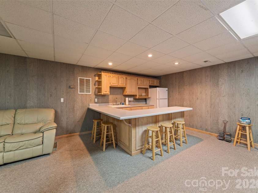 400 Sunset Heights, Canton, NC 28716.  MLS# CAR4294238, YatesRealty ID 27142. Wet Bar