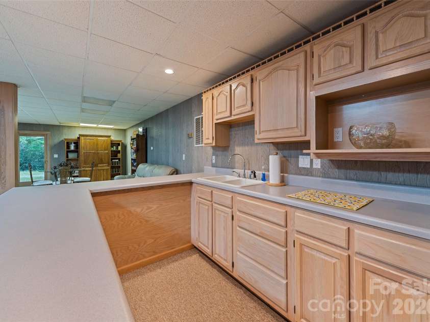 400 Sunset Heights, Canton, NC 28716.  MLS# CAR4294238, YatesRealty ID 27142. Wet Bar