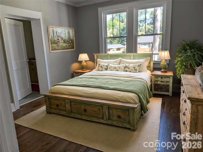 933 Warren Street, Shelby, NC 28150.  MLS# CAR4377688, YatesRealty ID 27144. Virtually Staged Primary bedroom w/ensuite full bath.Has walk in shower.