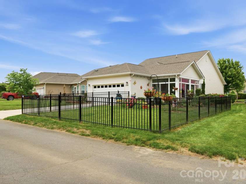 18006 Coulter Parkway, Cornelius, NC 28031.  MLS# CAR4381052, YatesRealty ID 27145. 