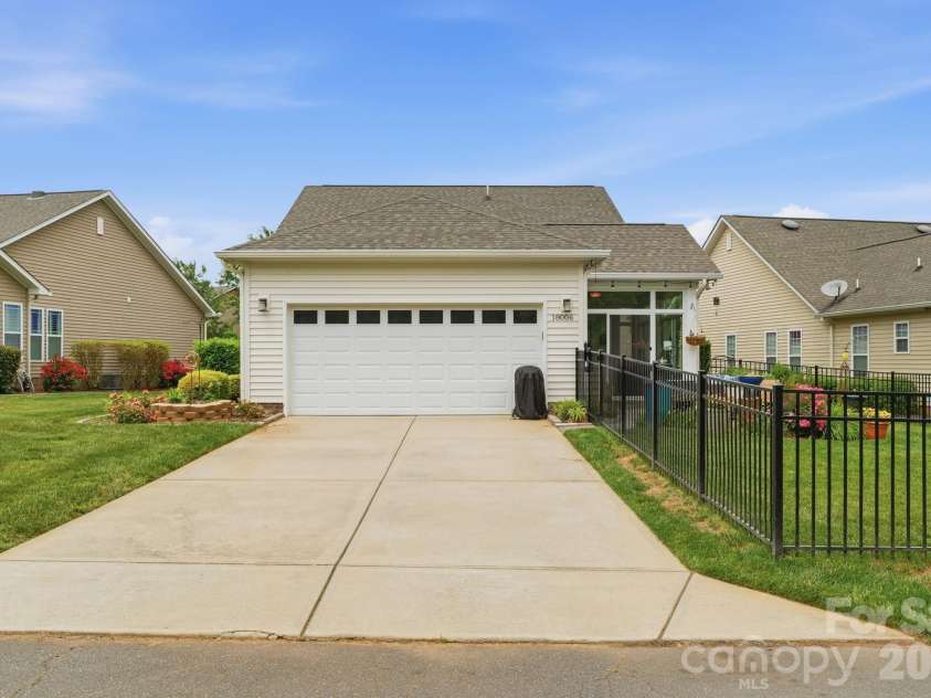 18006 Coulter Parkway, Cornelius, NC 28031.  MLS# CAR4381052, YatesRealty ID 27145. 