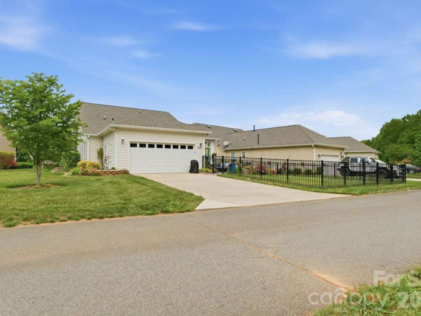 18006 Coulter Parkway, Cornelius, NC 28031.  MLS# CAR4381052, YatesRealty ID 27145. 
