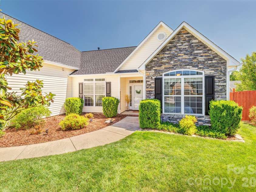7 Breyerton Court, Asheville, NC 28804.  MLS# CAR4380196, YatesRealty ID 27146. Landscaped front yard
