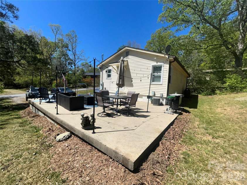 110 9th Street, Black Mountain, NC 28711.  MLS# CAR4371582, YatesRealty ID 27147. 