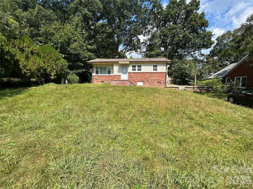 110 9th Street, Black Mountain, NC 28711.  MLS# CAR4426746, YatesRealty ID 27147. 