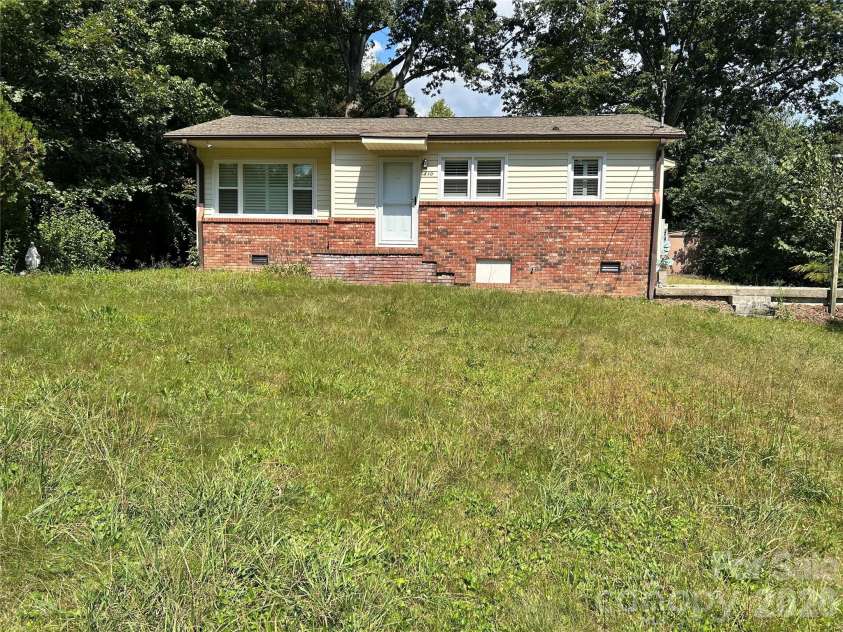 110 9th Street, Black Mountain, NC 28711.  MLS# CAR4426746, YatesRealty ID 27147. 