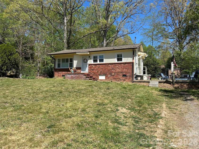 110 9th Street, Black Mountain, NC 28711.  MLS# CAR4426746, YatesRealty ID 27147. 