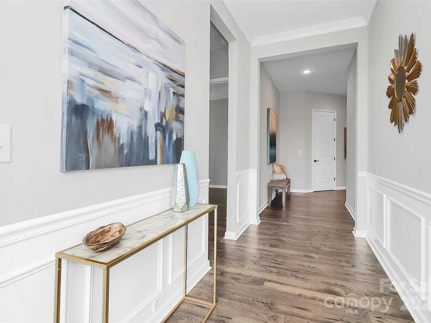 16012 Tulloch Road, Charlotte, NC 28278.  MLS# CAR4251911, YatesRealty ID 27147. Entry foyer