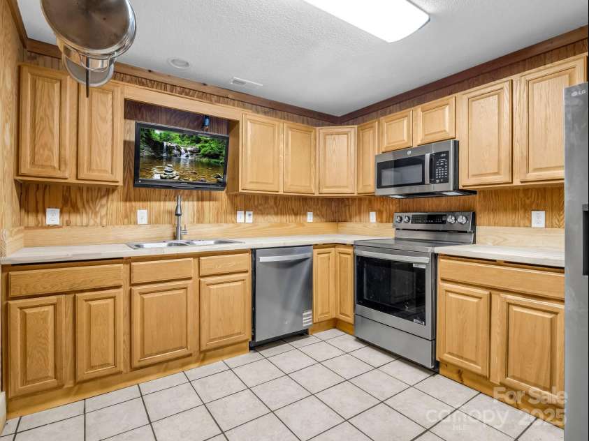 291 Pine Ridge Road, Hendersonville, NC 28792.  MLS# CAR4278626, YatesRealty ID 27148. 