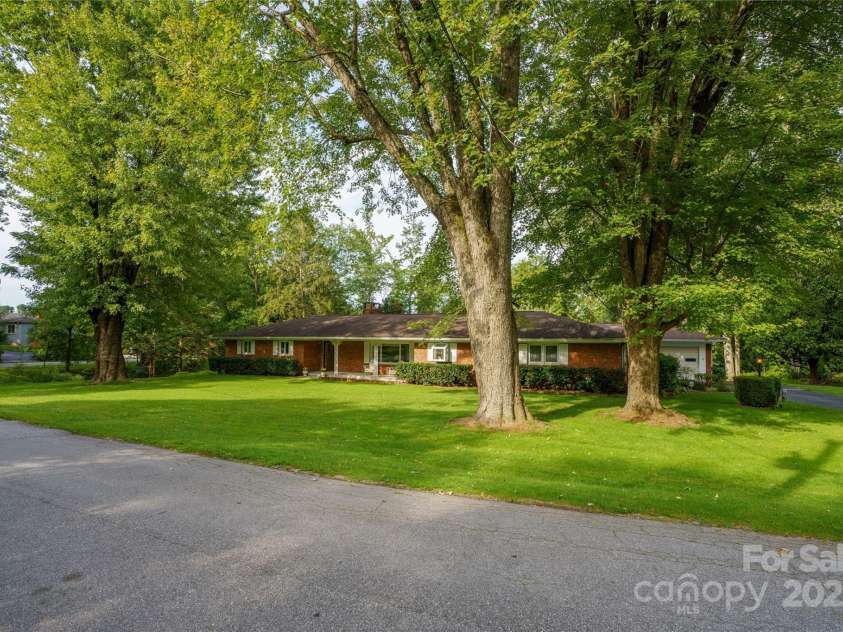 335 Lake Circle Drive, Hendersonville, NC 28792.  MLS# CAR4295963, YatesRealty ID 2715. 