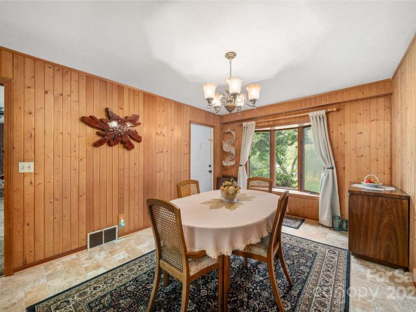 335 Lake Circle Drive, Hendersonville, NC 28792.  MLS# CAR4295963, YatesRealty ID 2715. Dinning area