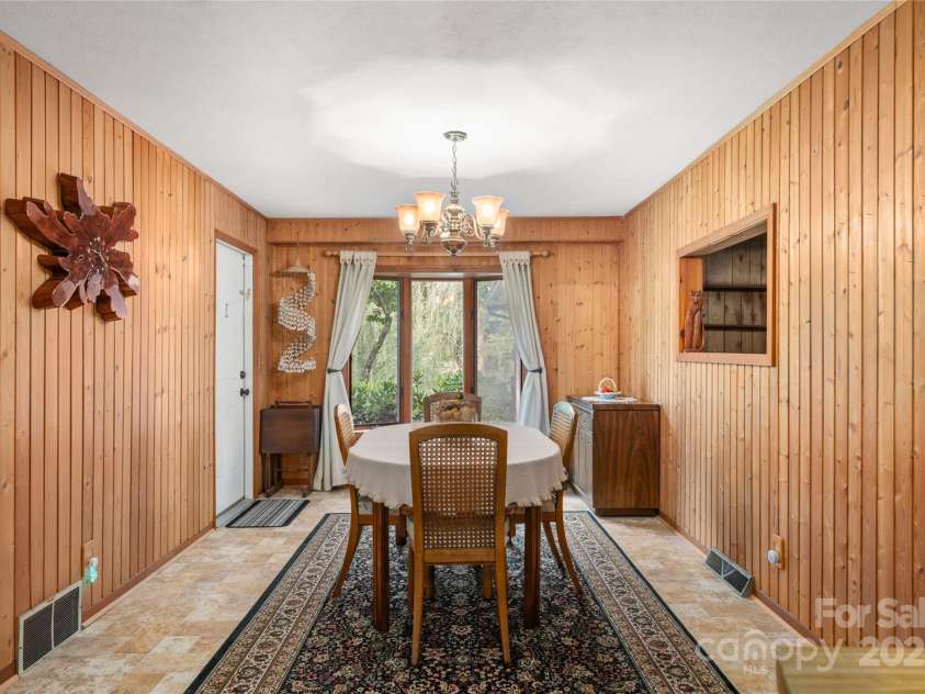 335 Lake Circle Drive, Hendersonville, NC 28792.  MLS# CAR4295963, YatesRealty ID 2715. Dinning area