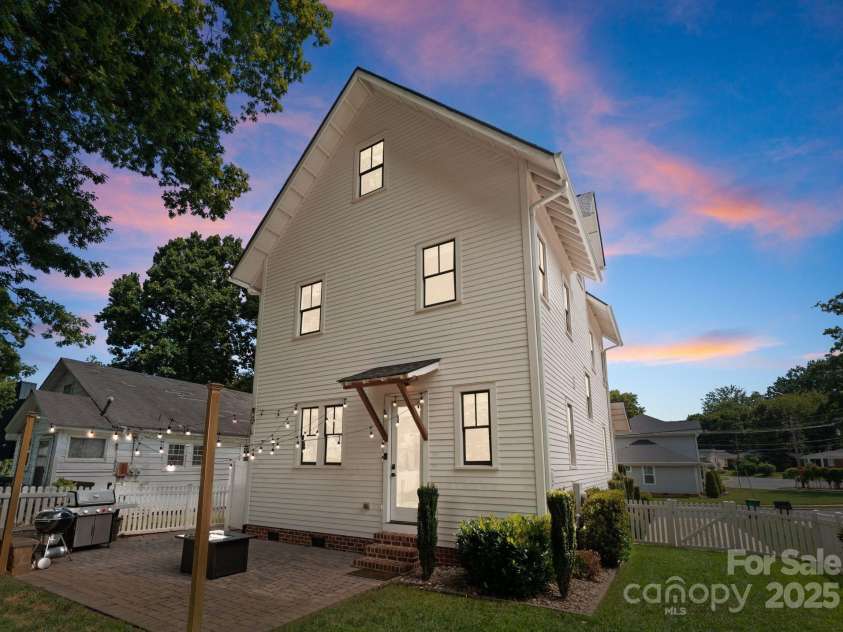 2005 Roslyn Avenue, Charlotte, NC 28208.  MLS# CAR4278159, YatesRealty ID 27150. 