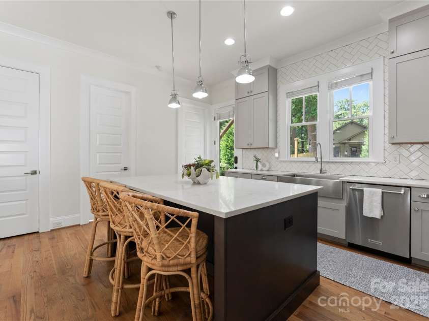 2005 Roslyn Avenue, Charlotte, NC 28208.  MLS# CAR4278159, YatesRealty ID 27150. 