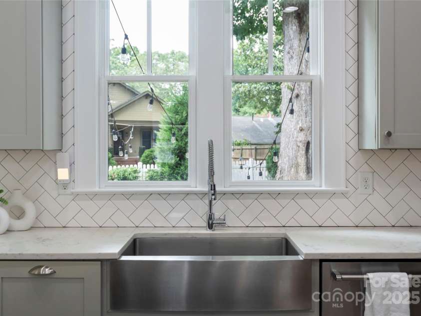 2005 Roslyn Avenue, Charlotte, NC 28208.  MLS# CAR4278159, YatesRealty ID 27150. 