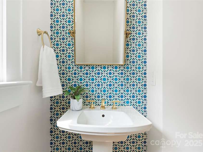 2005 Roslyn Avenue, Charlotte, NC 28208.  MLS# CAR4278159, YatesRealty ID 27150. 