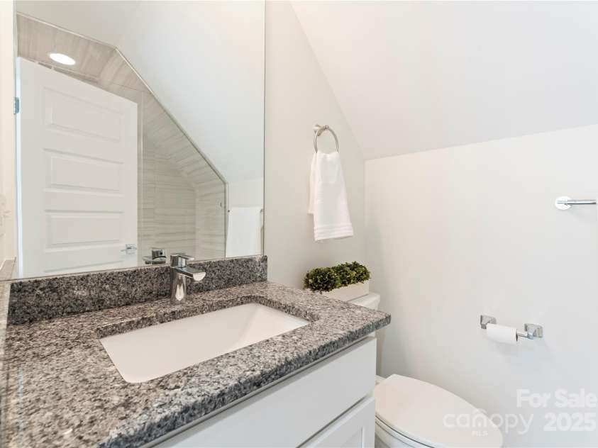 2005 Roslyn Avenue, Charlotte, NC 28208.  MLS# CAR4278159, YatesRealty ID 27150. 