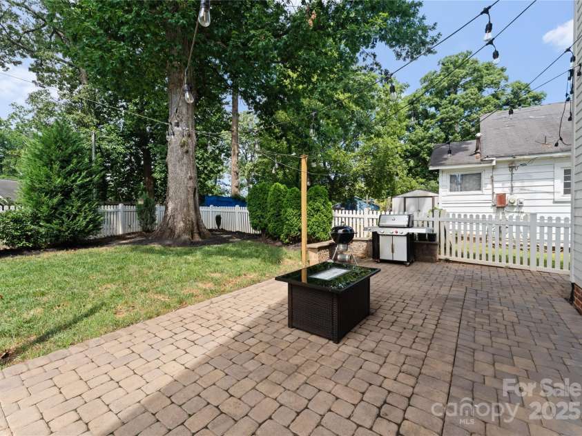 2005 Roslyn Avenue, Charlotte, NC 28208.  MLS# CAR4278159, YatesRealty ID 27150. 