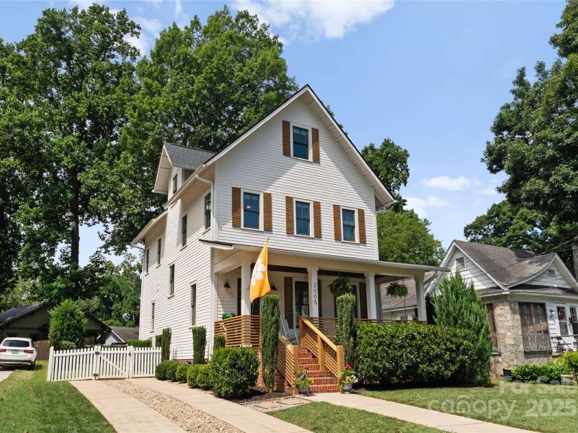 2005 Roslyn Avenue, Charlotte, NC 28208.  MLS# CAR4278159, YatesRealty ID 27150. 