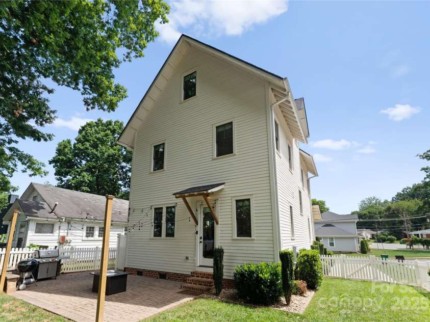 2005 Roslyn Avenue, Charlotte, NC 28208.  MLS# CAR4278159, YatesRealty ID 27150. 