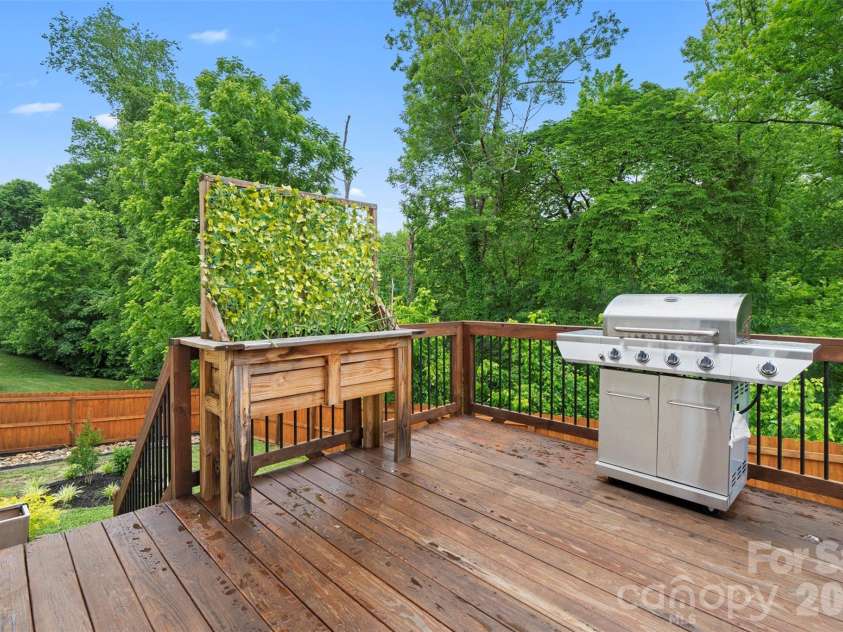 497 Mahogany Drive, Thomasville, NC 27360.  MLS# CAR4388414, YatesRealty ID 27152. Deck