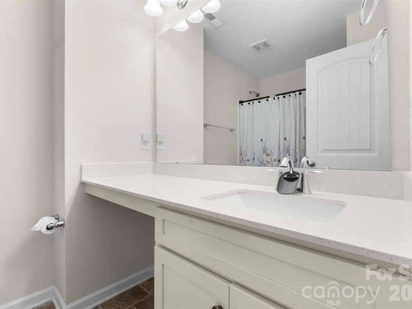 497 Mahogany Drive, Thomasville, NC 27360.  MLS# CAR4388414, YatesRealty ID 27152. Full Bath 2