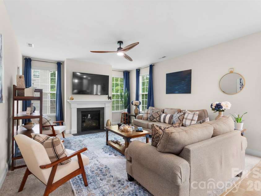 497 Mahogany Drive, Thomasville, NC 27360.  MLS# CAR4388414, YatesRealty ID 27152. Living Room