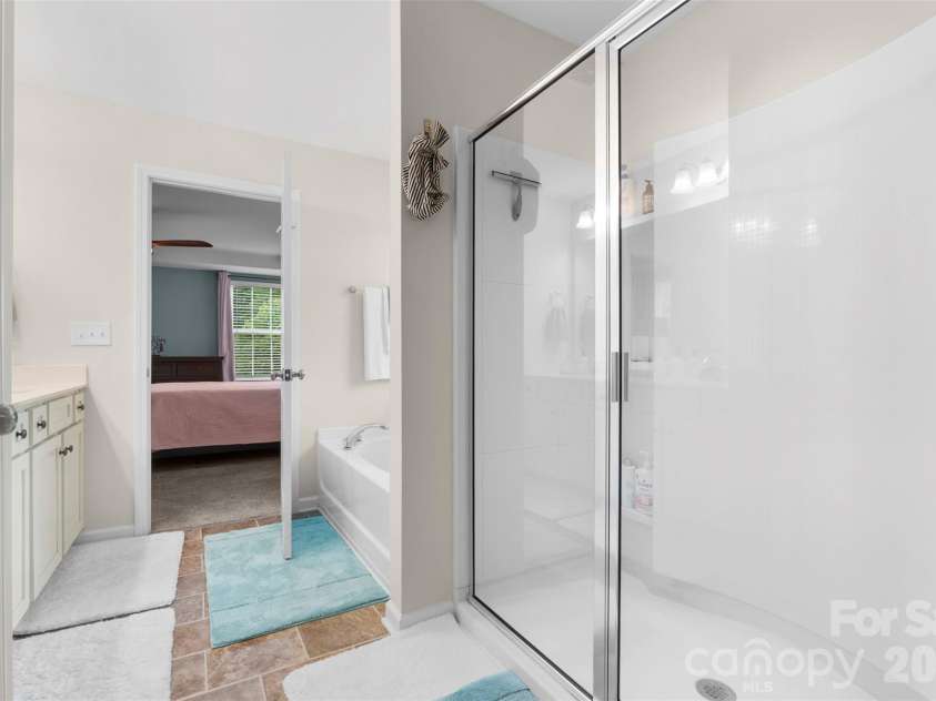 497 Mahogany Drive, Thomasville, NC 27360.  MLS# CAR4388414, YatesRealty ID 27152. Separate Shower