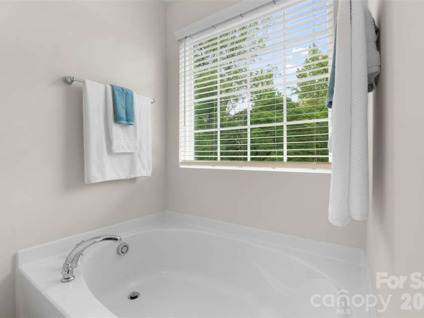 497 Mahogany Drive, Thomasville, NC 27360.  MLS# CAR4388414, YatesRealty ID 27152. Tub