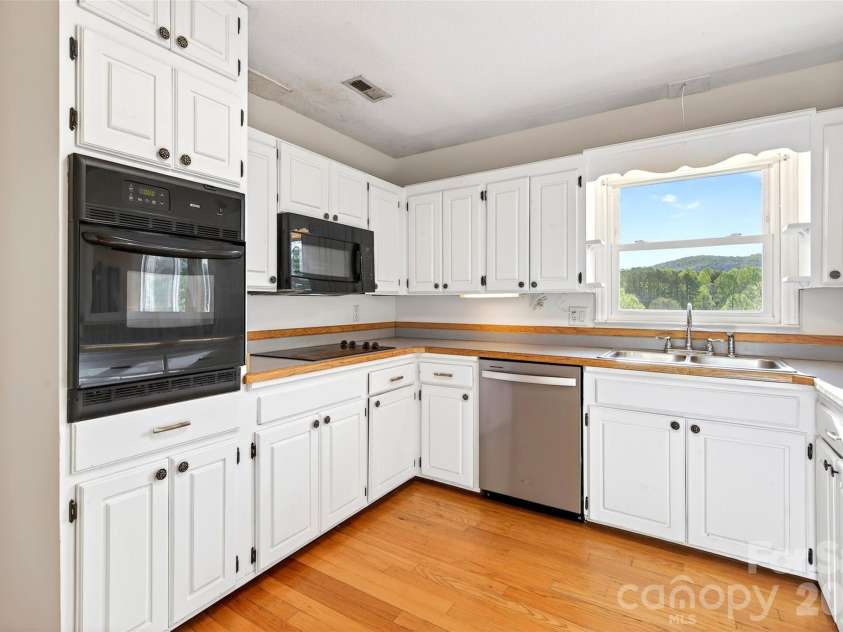 82 Landis Road, Marion, NC 28752.  MLS# CAR4366770, YatesRealty ID 27156. 