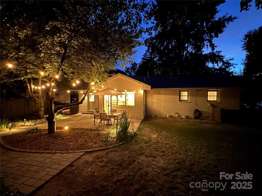4023 Abbeydale Drive, Charlotte, NC 28205.  MLS# CAR4277087, YatesRealty ID 27157. 