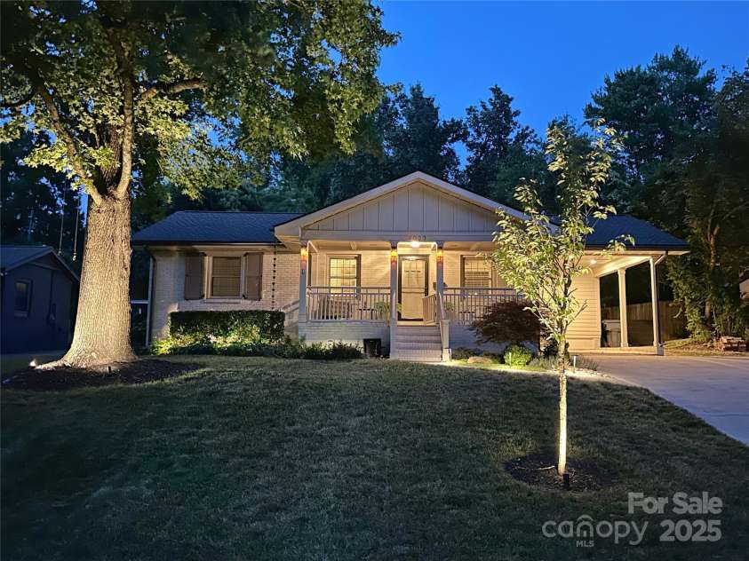 4023 Abbeydale Drive, Charlotte, NC 28205.  MLS# CAR4277087, YatesRealty ID 27157. 