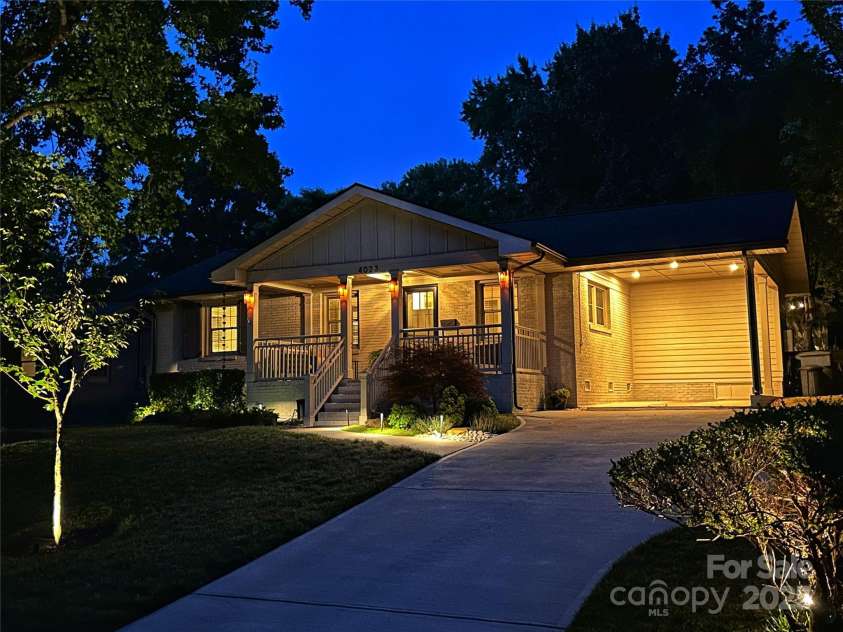 4023 Abbeydale Drive, Charlotte, NC 28205.  MLS# CAR4277087, YatesRealty ID 27157. 