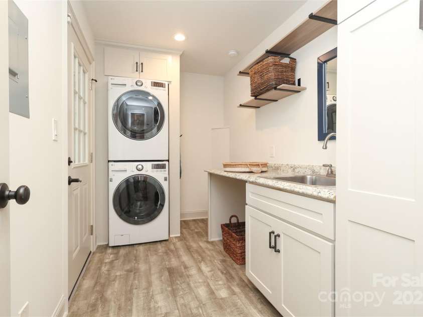 4023 Abbeydale Drive, Charlotte, NC 28205.  MLS# CAR4277087, YatesRealty ID 27157. 