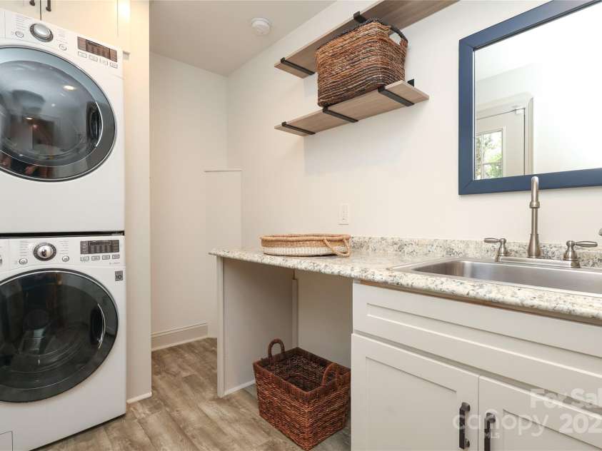 4023 Abbeydale Drive, Charlotte, NC 28205.  MLS# CAR4277087, YatesRealty ID 27157. 