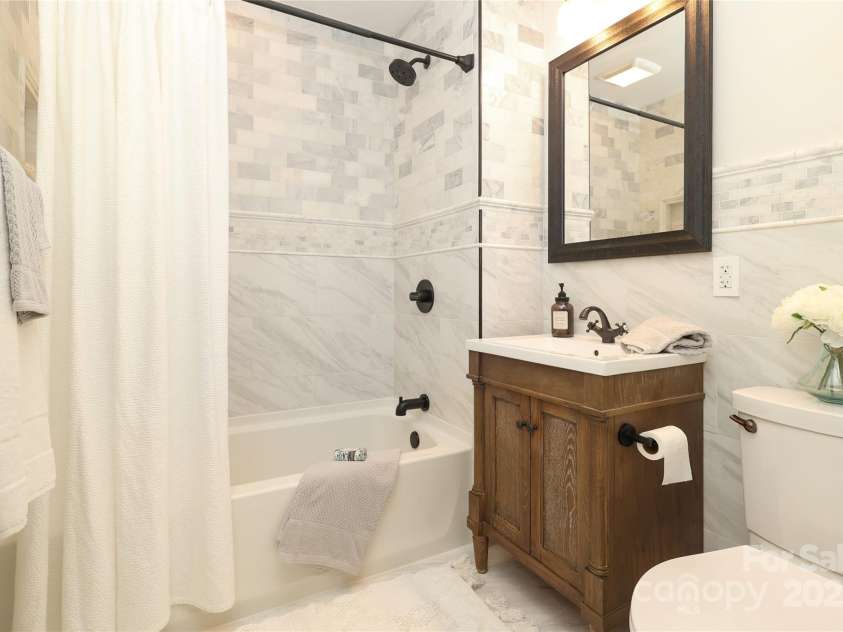 4023 Abbeydale Drive, Charlotte, NC 28205.  MLS# CAR4277087, YatesRealty ID 27157. 