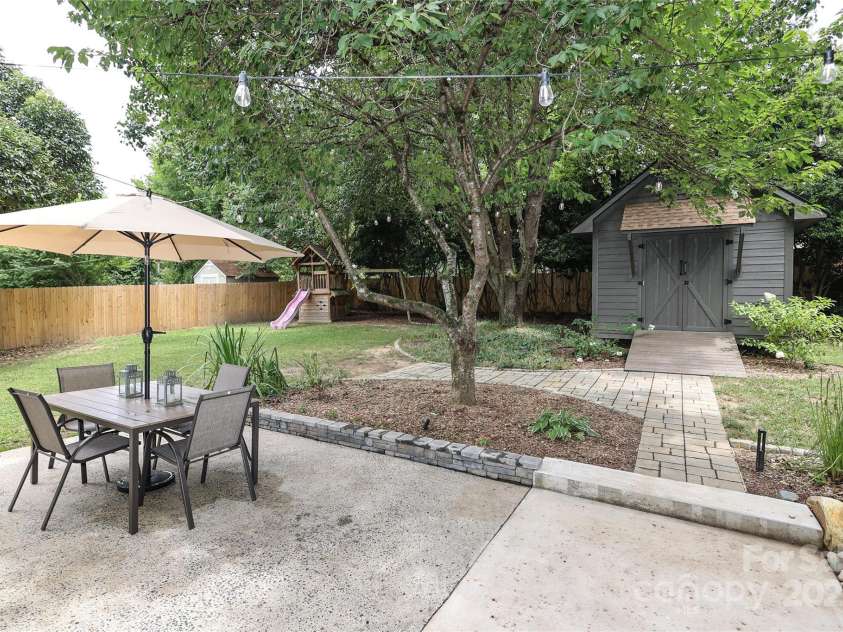 4023 Abbeydale Drive, Charlotte, NC 28205.  MLS# CAR4277087, YatesRealty ID 27157. 