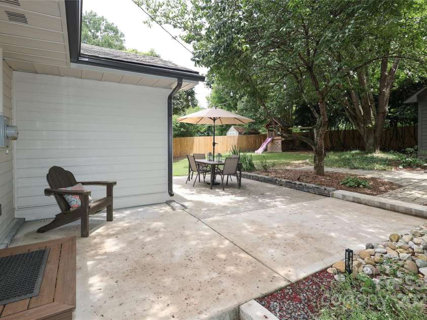 4023 Abbeydale Drive, Charlotte, NC 28205.  MLS# CAR4277087, YatesRealty ID 27157. 