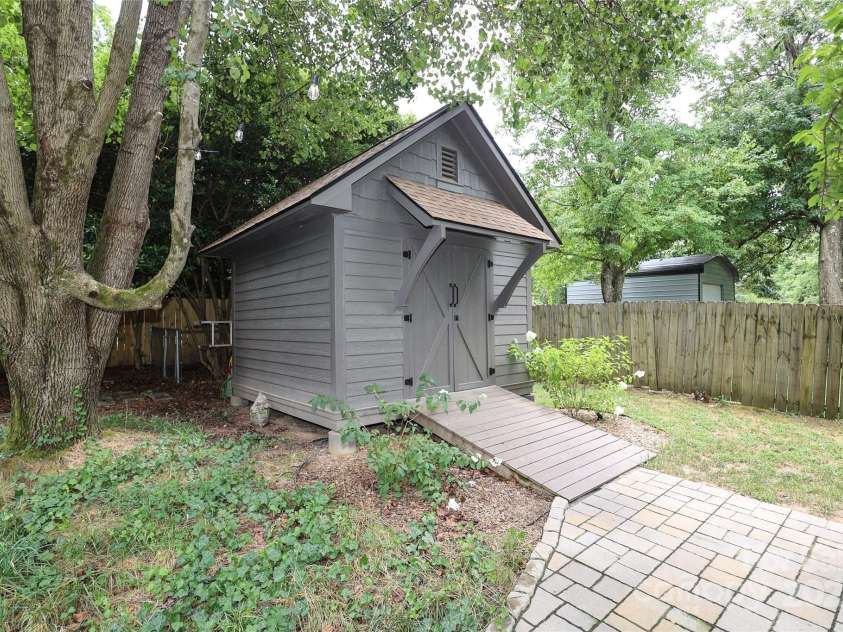 4023 Abbeydale Drive, Charlotte, NC 28205.  MLS# CAR4277087, YatesRealty ID 27157. 
