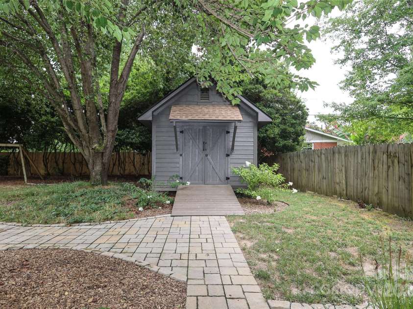 4023 Abbeydale Drive, Charlotte, NC 28205.  MLS# CAR4277087, YatesRealty ID 27157. 