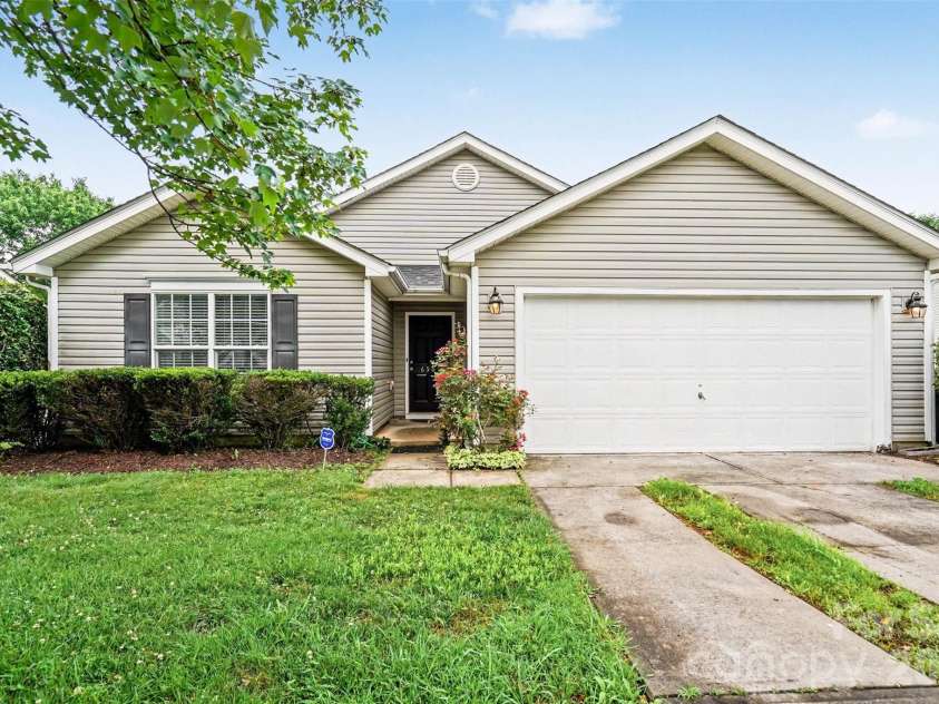 6909 Karnak Court, Charlotte, NC 28216.  MLS# CAR4380716, YatesRealty ID 27157. 