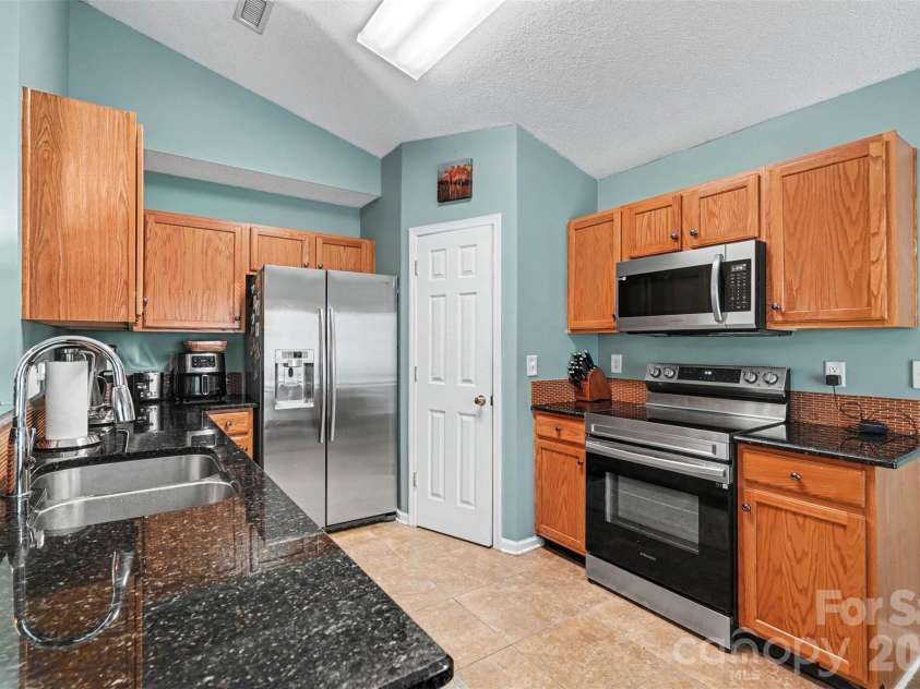 6909 Karnak Court, Charlotte, NC 28216.  MLS# CAR4380716, YatesRealty ID 27157. 
