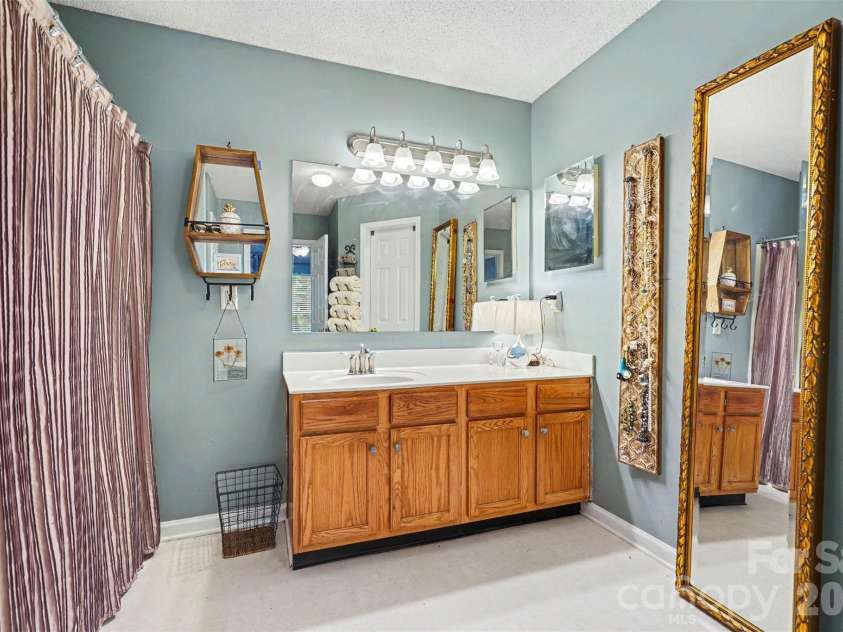 6909 Karnak Court, Charlotte, NC 28216.  MLS# CAR4380716, YatesRealty ID 27157. 