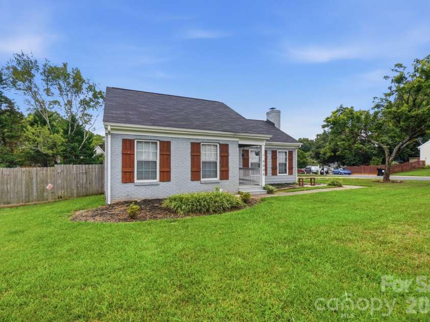 9046 Milton Morris Drive, Charlotte, NC 28227.  MLS# CAR4368531, YatesRealty ID 27160. 